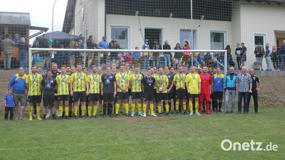 Beim Gemeindepokalspiel des SV Wildenreuth (schwarze Trikots) gegen den TSV Erbendorf (gelbe Trikots) gingen die Erbendorfer als Sieger hervor. Bild: Johanna Popp/exb