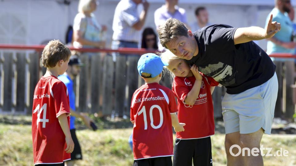 Vor dem Spiel noch kurz auf Kuschelkurs mit den letzten Anweisungen: die Spieler der G-Jugend der DJK Ursensollen. Bild: Hubert Ziegler