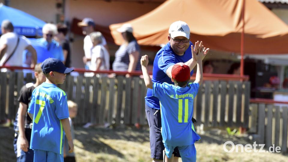 Gut gemacht! Da freut sich der Trainer des SV Raigering über den Erfolg seiner G-Jugend. Bild: Hubert Ziegler