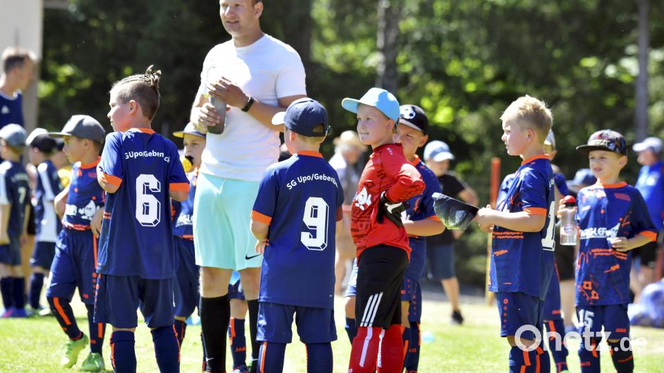 Warten auf den nächsten Einsatz: die Spieler der G-Jugend der SG Upo/Gebenbach. Bild: Hubert Ziegler