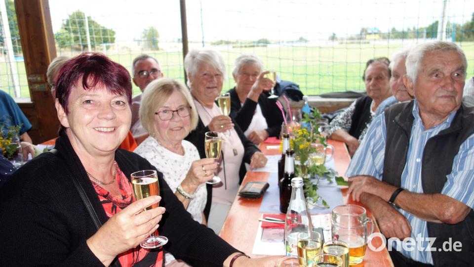 Angela Lukas stößt mit den Gründungsmitgliedern der Damengymnastikgruppe Ulla Hofmeister, Maria Hafenbradl und Johanna Breitkopf (von links) auf das 50-Jährige an Bild: tra