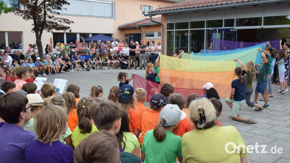 Der Regenbogentanz erhielt großen Applaus von den vielen Gästen. Bild: bnr