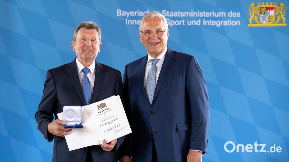 Staatsminister Joachim Herrmann nimmt am 18.07.2022 auf Schloss Dachau an der Aushändigung Kommunaler Verdienstmedaillen aus den Regierungsbezierken Oberbayern, Niederbayern, Oberpfalz und Schwaben 2022 und Oberbayern 2020/2021 teil Foto: Sebastian Widmann / StMI Bild: Sebastian Widmann/exb
