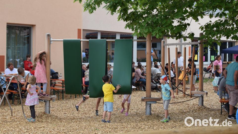 Die neuen Spielgeräte wurden sofort ausprobiert. Bild: bnr