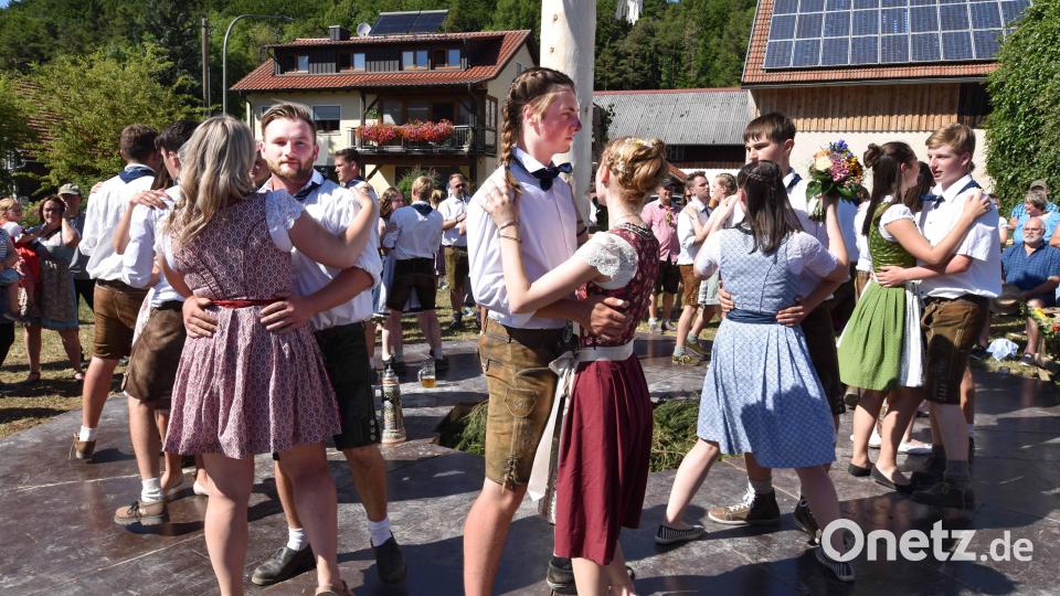 Zu den Klängen der Birgländer Musikanten tanzten am Sonntag 17 Paare um den Kirwabaum. Bild: no