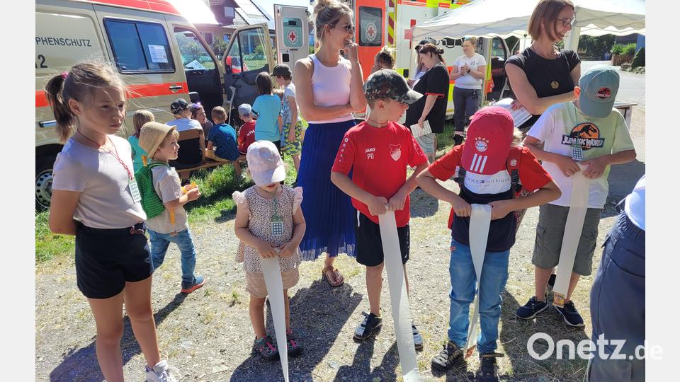 Die 16 vertretenen Vereine und Organisationen hatten sich passende Aufgaben einfallen lassen: Bei der BRK Bereitschaft ging es darum, Verbände sauber aufzuwickeln. Bild: hir