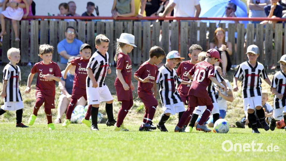 Wo ist der Ball? Die Spieler der G-Jugend des TSV Kümmersbruck (schwarz-weiß gestreifte Trikots) und die SG Freihung/Seugast (rote Trikots). Bild: Hubert Ziegler