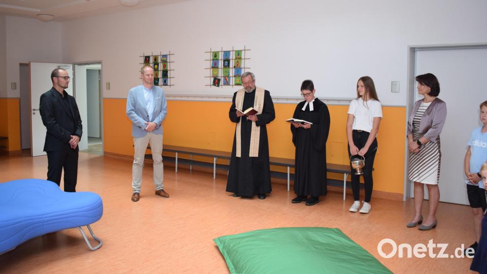 Pfarrer Markus Ertl und Pfarrerin Heidi Landgraf erteilten den Räumen der neuen Offenen Ganztagsschule den kirchlichen Segen. Architekt Konrad Kraus (links), Bürgermeister Konrad Kiener(Zweiter von links) und Schulleiterin Christine Losch wohnten der Feier bei. Bild: bnr