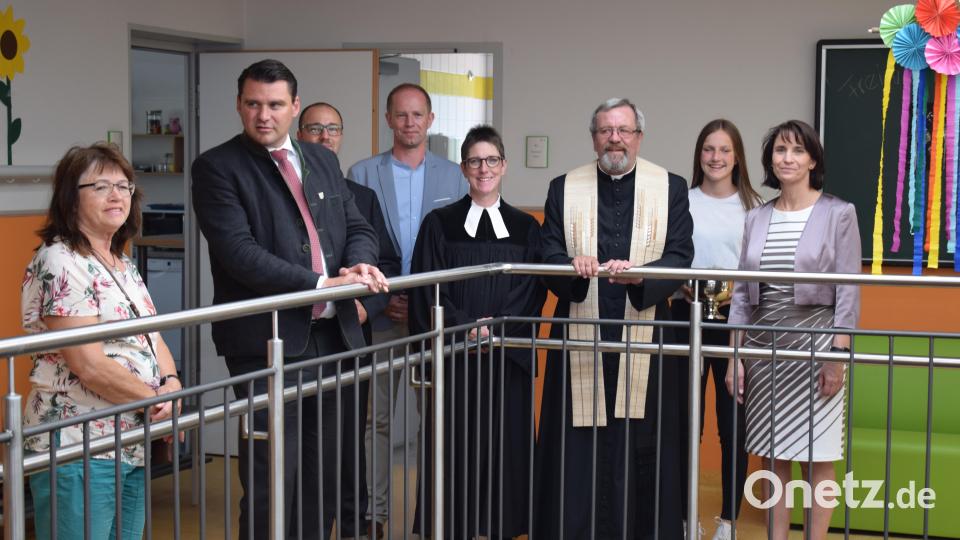 Pfarrerin Heidi Landgraf und Pfarrer Markus Ertl erteilten der neuen OGTS den kirchlichen Segen.Als Gäste waren dabei (von links): Zweite Bürgermeisterin Maria Schlögl, Landrat Thomas Ebeling, Architekt Konrad Kraus, Bürgermeister Konrad Kiener und die Schulleiterin Christine Losch. Bild: bnr