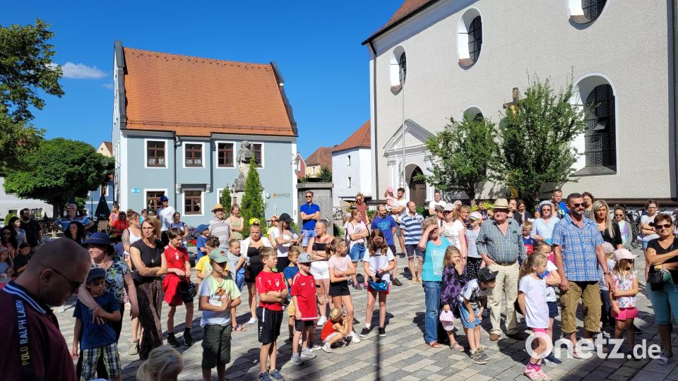 Über 200 Kinder mit ihren Eltern erkundeten in einer Kinderstadtrallye Pfreimd. Insgesamt präsentierten sich 16 Vereine und Organisationen und boten so den Kleinen einen wunderbaren Tag. Bild: hir