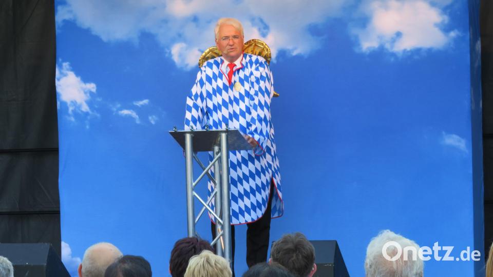 Bei der Zugabe ist Wolfgang Krebs nochmal in seiner Paraderolle als Edmund Stoiber zu sehen. Bild: adj