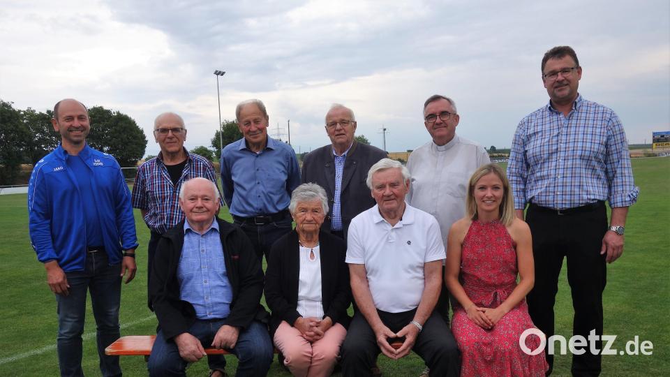 Bürgermeister Hans Ram (links) und Pfarrer Slawomir Niemczewski (Dritter von rechts) feierten mit den DJK-Vorständen und Ehrenmitgliedern die Jubiläen der DJK Bild: tra
