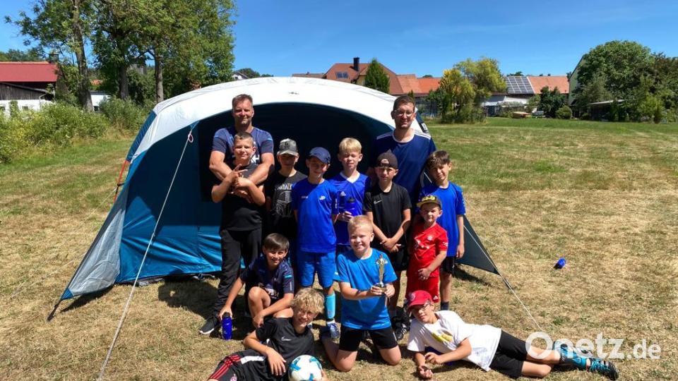 Die Jugendspieler posieren vor einem Zelt. Bild: hme