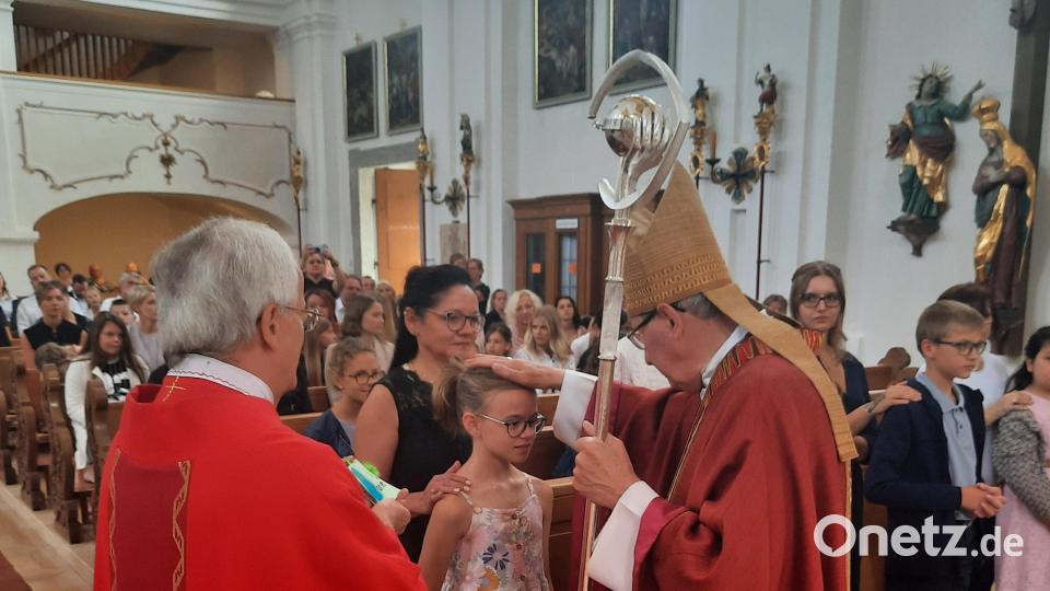 Der frühere Generalabt der Prämonstratenser, Thomas Handgrätinger, spendet den Jugendlichen das Sakrament der Firmung. Bild: stn