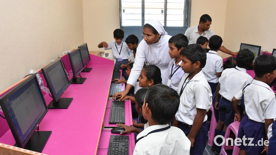 Blick in ein Klassenzimmer des Schulprojekts, wo die Kinder an Computern unterrichtet werden. Bild: no