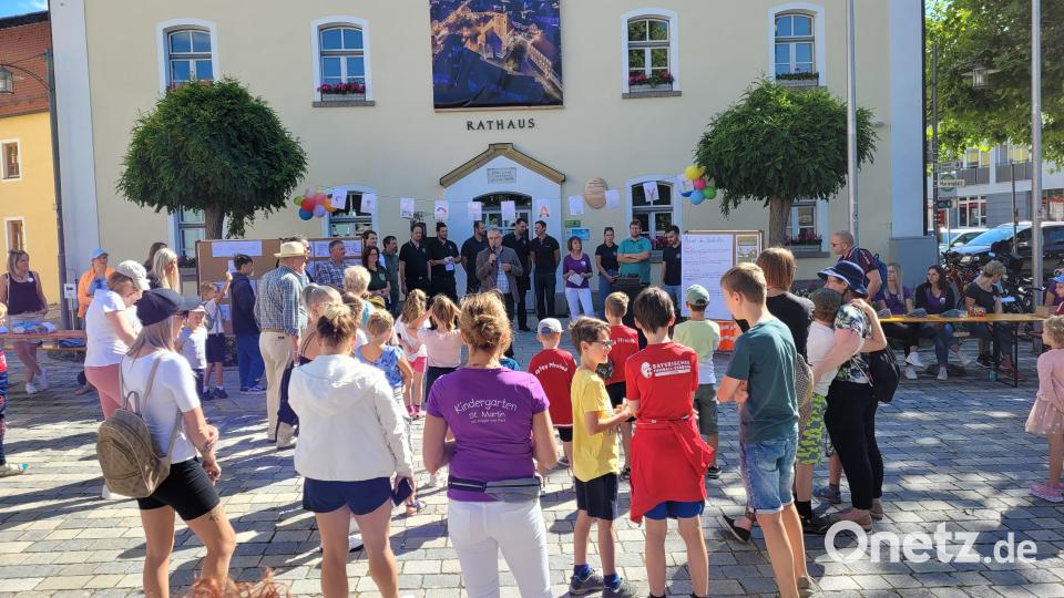 Bürgermeister Richard Tischler und die Hauporganisatoren Gabi Schönberger und Jörg Irlbacher gaben vor dem Rathaus den Startschuss. Bild: hir