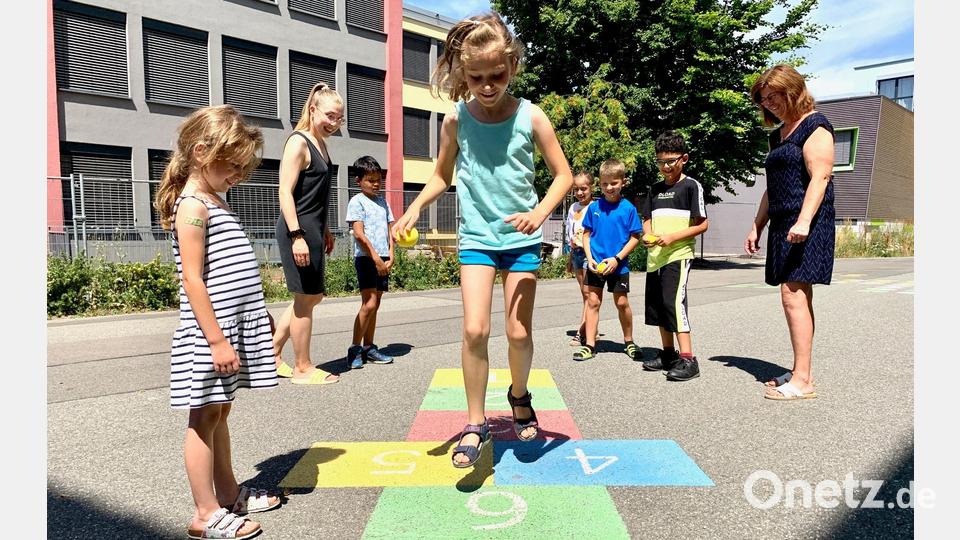 An der Grundschule Neustadt/WN sind Betreuerin Karin Schricker (rechts) und Lehramtsstudentin Anna Bitterer mittags für die Kinder da. Bild: Gabi Schönberger