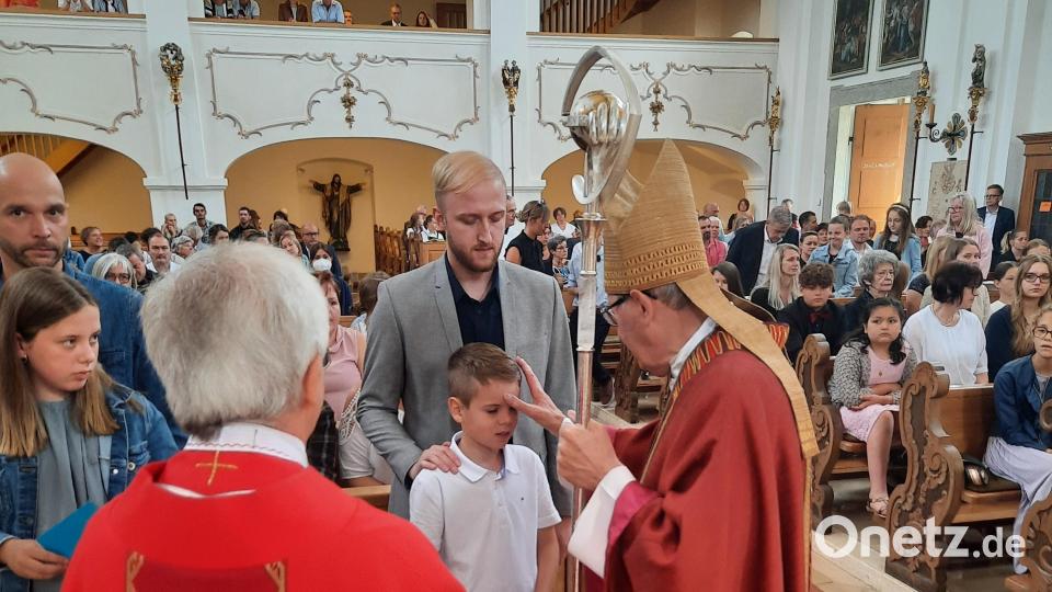 Der frühere Generalabt der Prämonstratenser, Thomas Handgrätinger, spendet den Jugendlichen das Sakrament der Firmung. Bild: stn