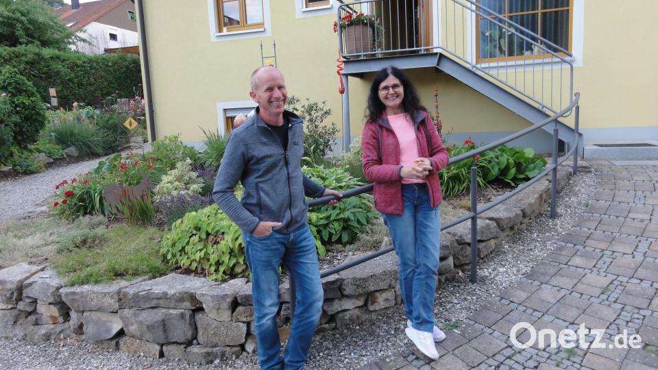 Die Gastgeber Luzia und Markus Kleber führten die Gartler aus dem Klosterdorf durch ihr großzügig, liebevoll angelegtes grünes Reich. Bild: jhö