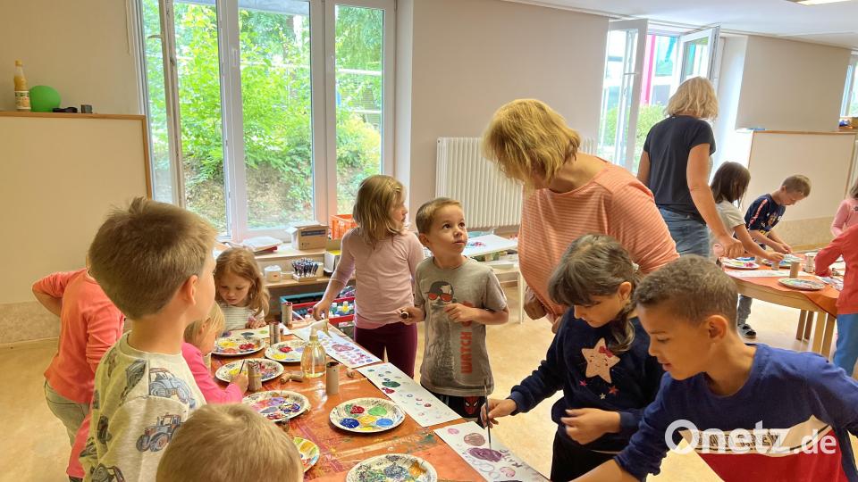 Angelika Sticht besuchte den Kindergarten St. Hedwig und unternahm mit den Kleinen einen Ausflug in die Kunst. Bild: Kerstin Pflaum/exb