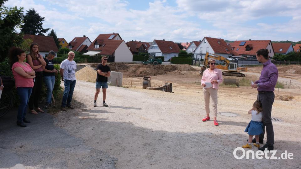 Vor der Kulisse der Baugrube, wo einmal ein Kindergarten errichtet werden soll, informierten Veronika Niklaus und Manuel Werthner von der FW-Stadtratsfraktion über aktuelle Anliegen im Stadtteil Eglsee. Kritik gab es an der Verzögerung beim Ausbau der Gemeindeverbindungsstraße Alteglsee zur Innenstadt. Bild: usc