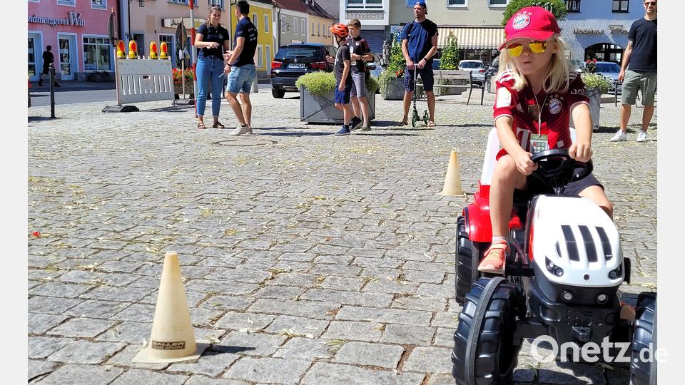 Der Bulldog-Parcours des Kirwavereins am Marktplatz erforderte Kraft und Geschick. Bild: hir