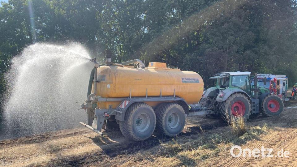 Mit Wasser aus Güllefässern halfen Landwirte der Feuerwehr. Bild: lei