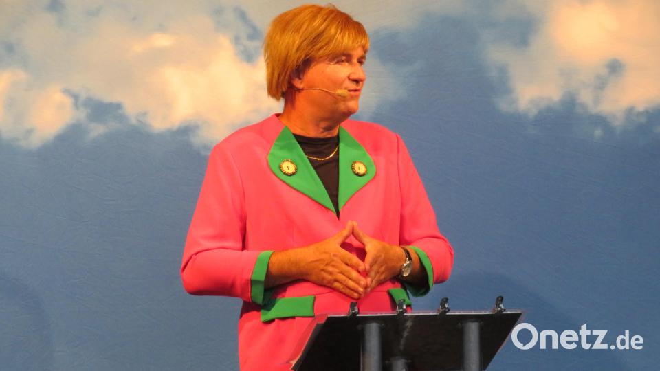 Wolfgang Krebs schlüpft bei seinem Auftritt in Altenstadt/WN in verschiedene Rollen, hier als Angela Merkel. Bild: adj