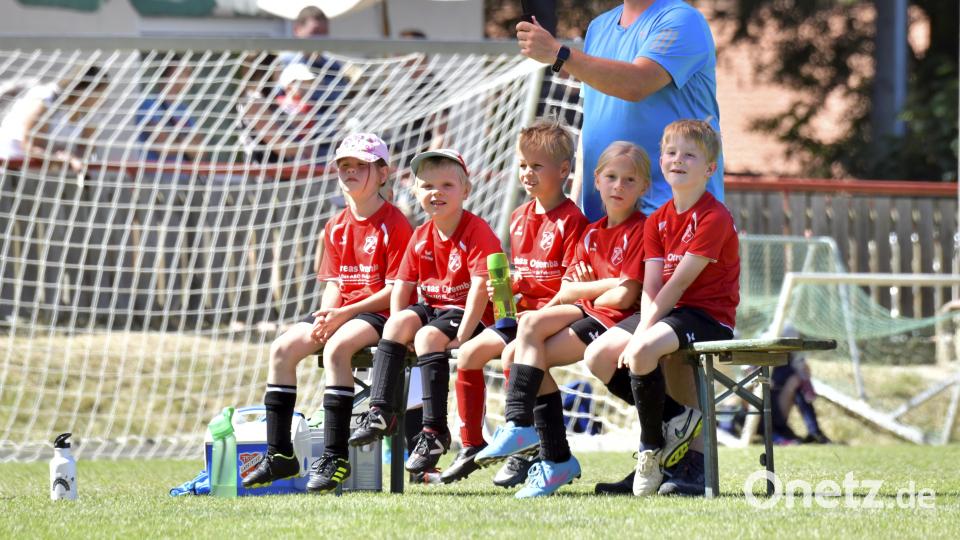 Gut beschirmt: die Spieler der G-Jugend der DJK Ursensollen. Bild: Hubert Ziegler
