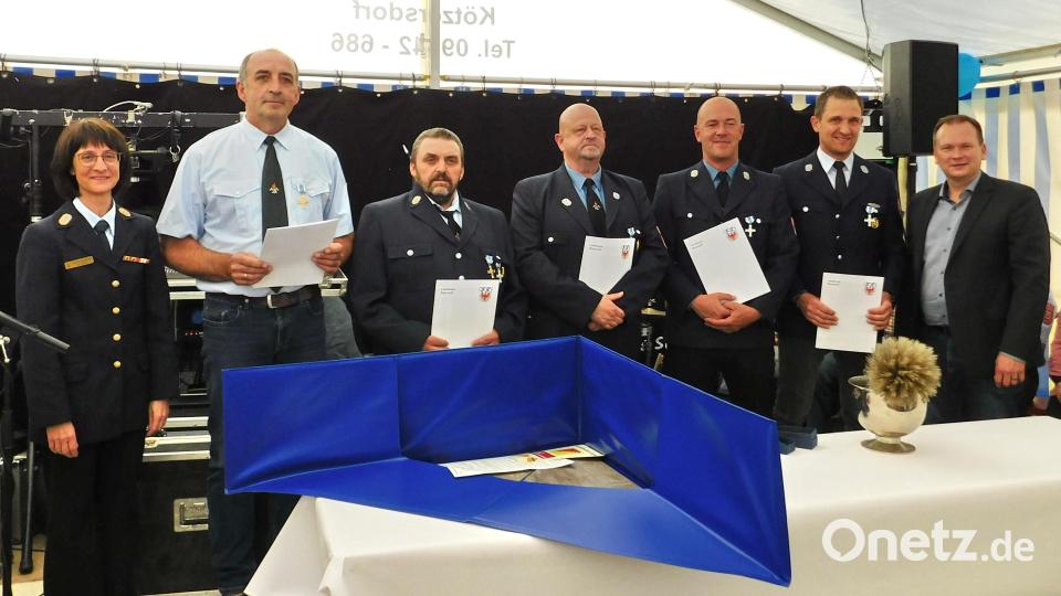 Mit Bürgermeister Christian Porsch (rechts) ehrte Kreisbrandinspektorin Kerstin Schmidt Werner Pscherer, Hermann Opel und Heinz Schraml für 40 Jahre aktive Dienstzeit sowie Johannes Frank und Daniel Fick (von links) für 25 Jahre. Bild: hai