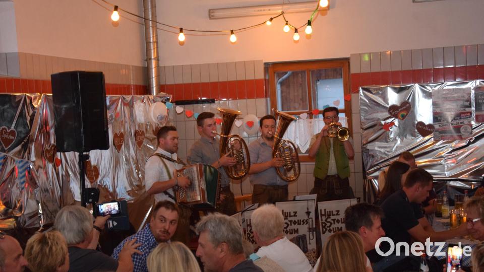 Die Hulzstoussboum (stehend) geben singend und spielend ihr Bestes. Bild: fla
