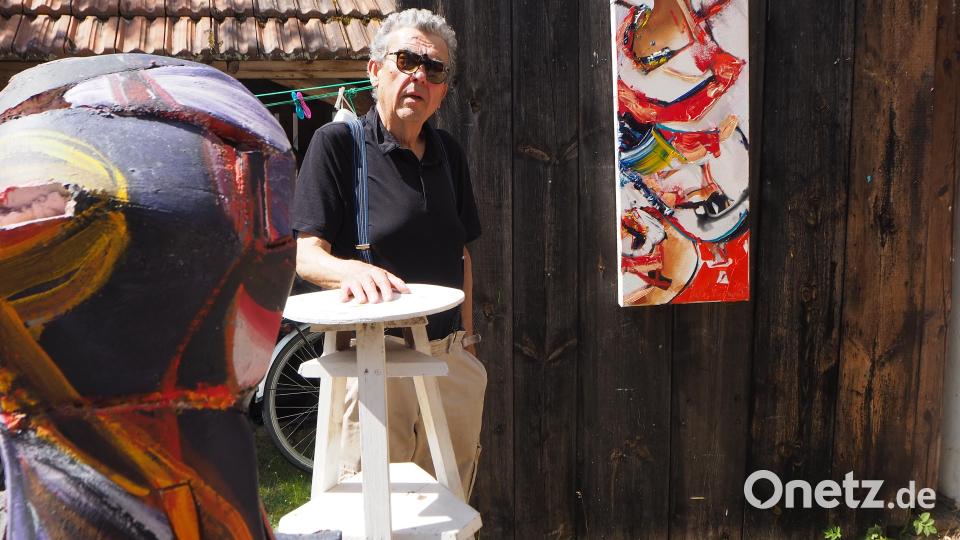 Kunstdinger-Gastgeber Heiko Herrmann hat schon ein fertiges Bild an der Stadltür zum Trocknen platziert. Bild: bl