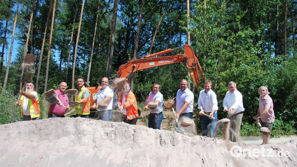 Die Vertreter der beteiligten Unternehmen und Kommunen beim obligatorischen Spatenstich. Bild: gsp