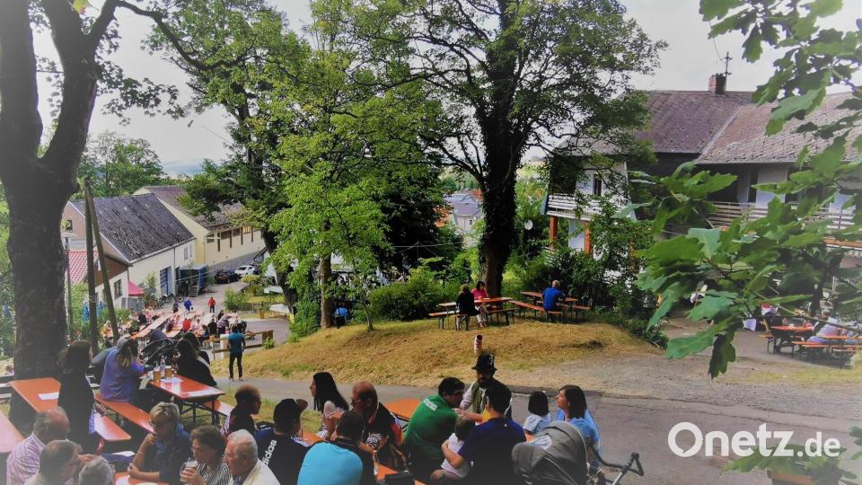 Die Logenplätze waren bald belegt und die Werkstattmusikanten fanden im Schatten der Bäume auf einer Holzbühne gemütlich ihren Platz. Bild: gz