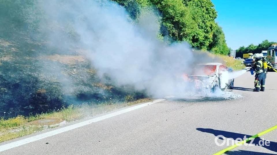 Die Feuerwehr bei den Löscharbeiten. Ein Auto ist auf der A3 in Flammen aufgegangen. Bild: Freiwillige Feuerwehr Nittendorf