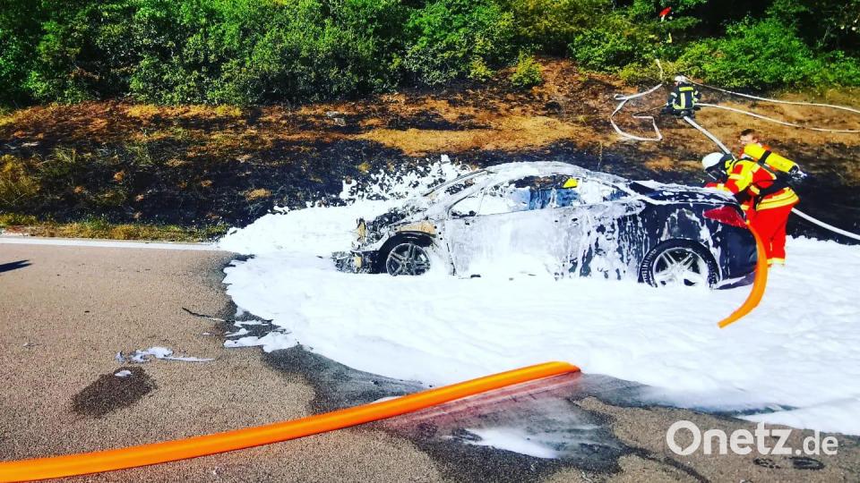 Ein Auto geht auf der A3 in Flammen auf. Die Feuerwehr verhindert einen Waldbrand. Bild: Freiwillige Feuerwehr Nittendorf