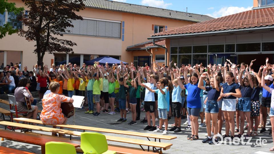 Mit ihren Liedern begeisterten die Schulkinder die vielen Gäste. Bild: bnr