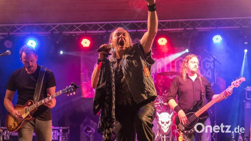 30 Jahre spielen sie schon miteinander: &quot;Sleepless&quot; rockt an der OWV-Hütte in Weiherhammer. Bild: Reinhold Buchner