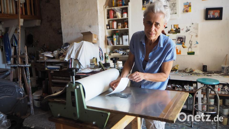 Annete Reichhardt demonstriert bei den Kunstdingertagen in Pertolzhofen, wie mit Hilfe eines Tetra-Pak-Kartons eine Radierung entsteht. Bild: bl