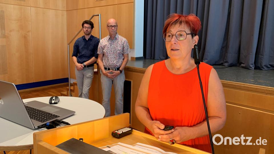 Elke Kusche, Mitarbeiterin der Schulleitung und Leiterin der PDG (Pädagogische Fachkraft für Grundschulkindbetreuung) stellt den Bürgermeistern des Landkreises Neustadt/WN den Schulversuch vor. Im Hintergrund von links: Christian Frey (Kreisentwicklung und Wirtschaftsförderung am Landratsamt Neustadt/WN) und Roland Kusche (Leiter der Staatlichen Fachakademie für Sozialpädagogik). Bild: ck