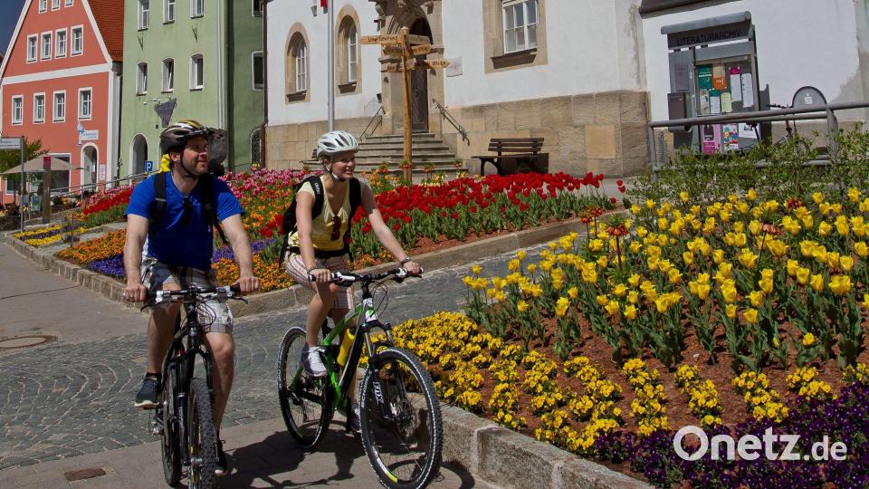 Radfahrer in der historischen Sulzbacher Altstadt. Archivbild: Stefan Gruber/exb