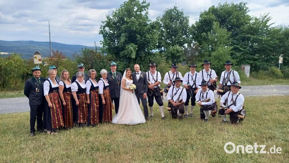 Das glückliche Brautpaar, Christina und Marc Meier mit den Sportschützen und den Böllerschützen aus Kastl. Bild: rwo