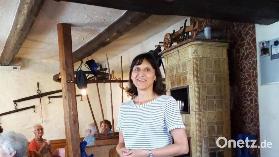 Eva Neugirg bei ihrem Vortrag beim Treffen der Seniorenrunde &quot;Frohsinn&quot; Reuth. Bild: Christa Böhm/exb