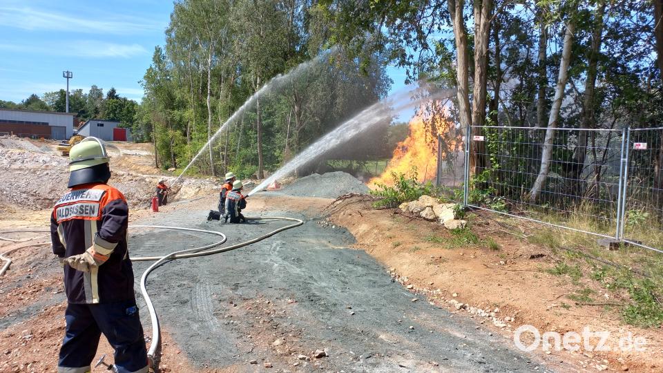 Einsatzkräfte der Feuerwehren Waldsassen und Kondrau kühlten den Bereich um die Stichflamme mit Löschwasser. Bild: Feuerwehr Waldsassen/exb