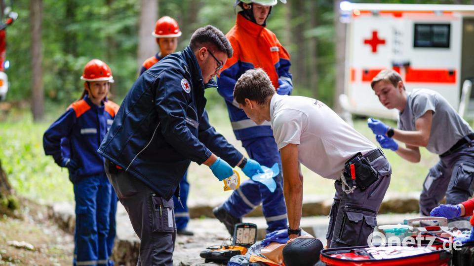 Auch die Übung einer Reanimation im Wald forderte die Kräfte. Bild: flm