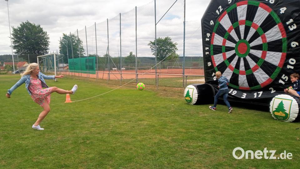 Nicht nur die Kids hatten Spaß beim Fußballdart. Bild: tra