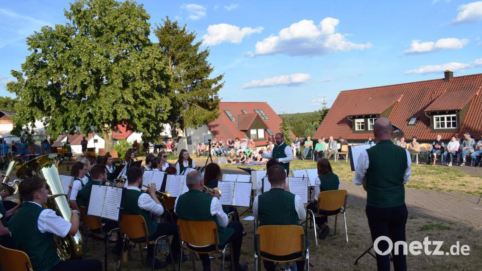 Das Open Air der Blaskapelle Ammerthal war gut besucht, es vereinte beste Stimmung und großartige Musik. Bild: oe