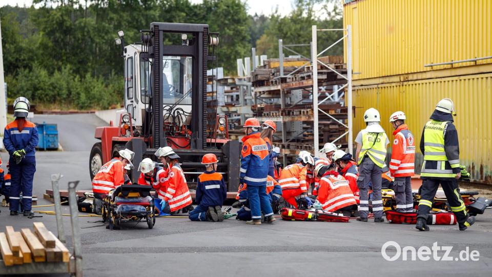 Bei einem Betrieb in Waldsassen wurde ein Unfall angenommen: Durch die Unaufmerksamkeit eines Staplerfahrers wurden zwei Personen unter einer Metallplatte eingeklemmt, so das Szenario. Mit Hebekissen konnten diese schlussendlich befreit werden. Bild: flm