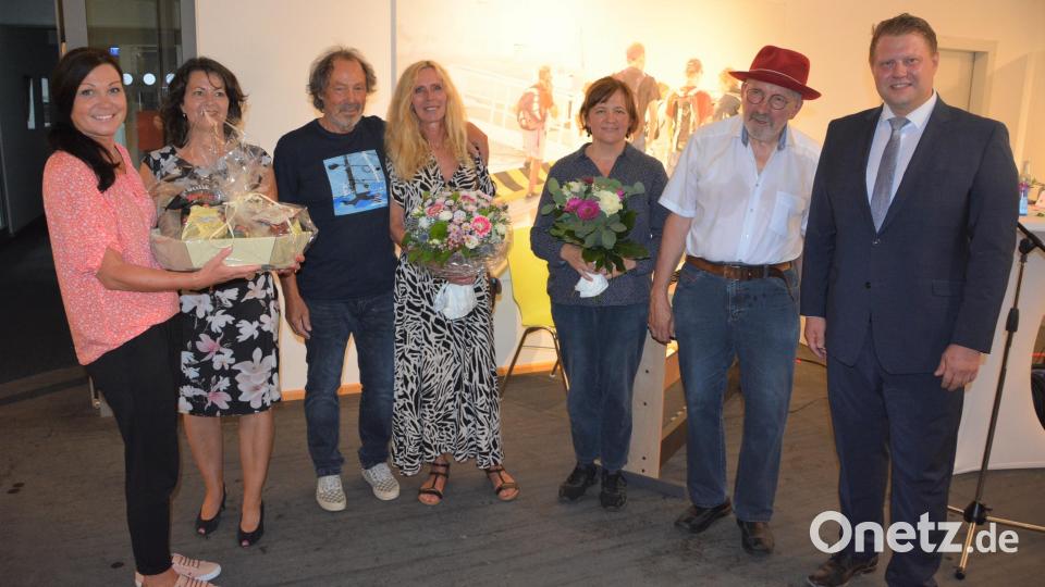 Bei der Vernissage mit dabei waren (von links) Marion Papsch und Nicole Schuller vom Museumsteam, Robert Steidl mit Ehefrau Eveline, Elena Giesbrecht und Wolfgang Hermann sowie Bürgermeister Stefan Grillmeier. Bild: jr