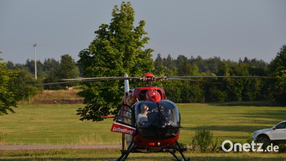 Der Rettungshubschrauber &quot;Christoph 80&quot; war vorsorglich ebenfalls an die Stadthalle beordert worden. Bild: dob